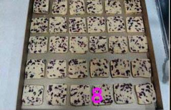 取出冻好的面团，切片。烤箱预热180度，中层，烤20分钟。（烤箱温度请根据自家烤箱来定，不要照搬我的哦，因为每台烤箱的温度不一样。在烤的过程中勤看着点，饼干表面程微微金黄色就好啦。）