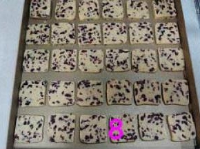 取出冻好的面团，切片。烤箱预热180度，中层，烤20分钟。（烤箱温度请根据自家烤箱来定，不要照搬我的哦，因为每台烤箱的温度不一样。在烤的过程中勤看着点，饼干表面程微微金黄色就好啦。）