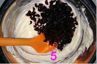 倒入切碎的蔓越莓混合均匀。