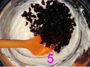 倒入切碎的蔓越莓混合均匀。