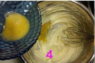 分三次加入蛋液，每次混合均匀后再加入余下的蛋液。滴入2滴香草精，搅打均匀。