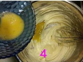 分三次加入蛋液，每次混合均匀后再加入余下的蛋液。滴入2滴香草精，搅打均匀。