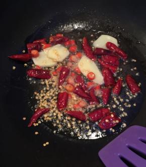 锅倒入油，放入姜，辣椒翻炒出香味。