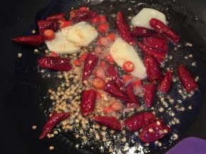 锅倒入油，放入姜，辣椒翻炒出香味。