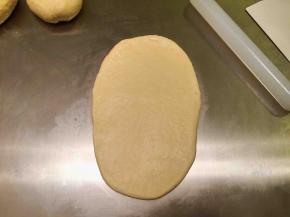 取一面团，擀成椭圆形