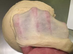 最后几分钟注意看面团状态，能拉出不易破的手套膜即可结束和面