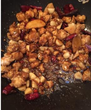   肉变色后放入葱花，一小勺老抽，一小勺生抽，一小勺鸡精，翻炒。