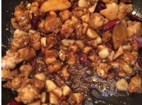   肉变色后放入葱花，一小勺老抽，一小勺生抽，一小勺鸡精，翻炒。