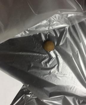 一不注意，小朋友把几个颜色捏一起了…好吧，很悲剧，揪下来一块，搓成球，底部铺保鲜袋或者保鲜膜。