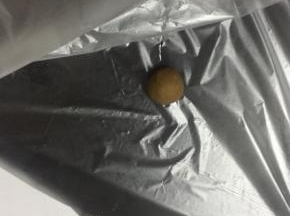 一不注意，小朋友把几个颜色捏一起了…好吧，很悲剧，揪下来一块，搓成球，底部铺保鲜袋或者保鲜膜。