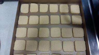 取出冷冻好的面团，切片，放烤盘。烤箱180度预热，烤25分钟。（烤箱温度根据自家烤箱来定，别照搬我的温度哦.）。烤好后放凉，装盒密封保存