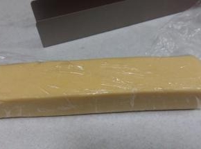 面团放模具中整成长方形，冷冻一小时