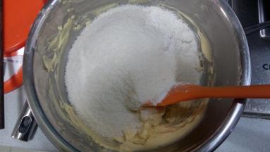 低粉过筛后，跟椰蓉一起倒入步骤2，翻拌均匀，放入保鲜袋中