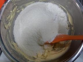 低粉过筛后，跟椰蓉一起倒入步骤2，翻拌均匀，放入保鲜袋中