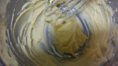 黄油室温软化，用手动打蛋器或电动打蛋器打到颜色发白；分三次加入糖粉，搅拌均匀