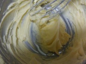 黄油室温软化，用手动打蛋器或电动打蛋器打到颜色发白；分三次加入糖粉，搅拌均匀