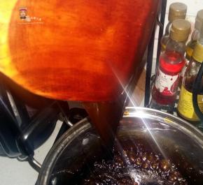 阿胶为熬到挂旗后，就是阿胶能挂在铲子上，形成倒三角状，不掉下。这样状态的阿胶就可以开始加辅料啦。