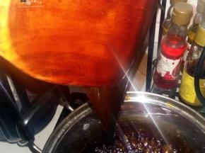 阿胶为熬到挂旗后，就是阿胶能挂在铲子上，形成倒三角状，不掉下。这样状态的阿胶就可以开始加辅料啦。