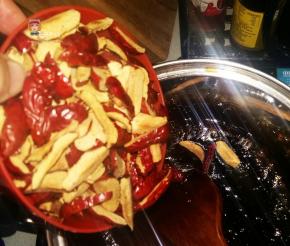 倒入红枣搅拌均匀。此时电磁炉调到“保温”功能。