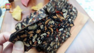 一天一片阿胶膏，大概10克到20克左右，不能多吃，会上火。