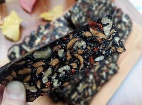 一天一片阿胶膏，大概10克到20克左右，不能多吃，会上火。