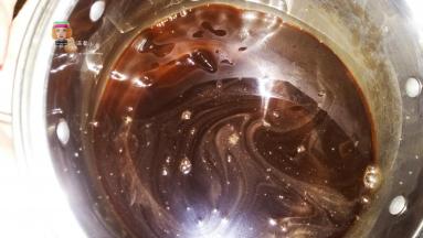 整块阿胶敲碎块，放不锈钢锅里，倒入黄酒泡两至三天，把阿胶泡熔化。嫌麻烦可以让人把阿胶块打成粉，这样泡三小时就可以熬制。
黑芝麻用小火炒熟，打成粉的话更好吸收。
冰糖打成粉最好。没条件也可放微波炉里叮两三分钟上，取出敲碎就行。
红枣去核，切小块，稍微晒干些，不要太湿。核桃用烤箱烤五六分钟，出香味即可。
保鲜盒事先用油纸或厚的保鲜袋铺上，为最后一步倒入阿胶膏做准备。