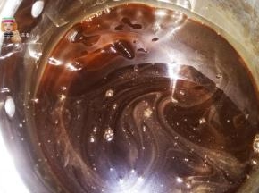 整块阿胶敲碎块，放不锈钢锅里，倒入黄酒泡两至三天，把阿胶泡熔化。嫌麻烦可以让人把阿胶块打成粉，这样泡三小时就可以熬制。
黑芝麻用小火炒熟，打成粉的话更好吸收。
冰糖打成粉最好。没条件也可放微波炉里叮两三分钟上，取出敲碎就行。
红枣去核，切小块，稍微晒干些，不要太湿。核桃用烤箱烤五六分钟，出香味即可。
保鲜盒事先用油纸或厚的保鲜袋铺上，为最后一步倒入阿胶膏做准备。