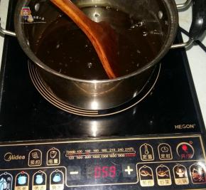 泡阿胶的锅放电磁炉上，我选的“蒸煮”功能，温度调至130度档，定温。边熬边搅拌，不要停，以免糊锅。如果觉得130度高，也可以调到100度来熬。