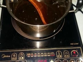 泡阿胶的锅放电磁炉上，我选的“蒸煮”功能，温度调至130度档，定温。边熬边搅拌，不要停，以免糊锅。如果觉得130度高，也可以调到100度来熬。