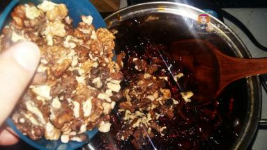 倒入核桃拌匀。