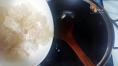 阿胶开锅后，加入冰糖，搅拌至冰糖完全融化。