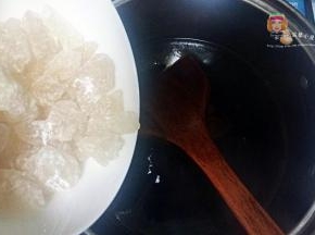 阿胶开锅后，加入冰糖，搅拌至冰糖完全融化。