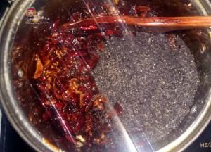 倒入黑芝麻拌匀。黑芝麻最难搅拌，放最后加入。