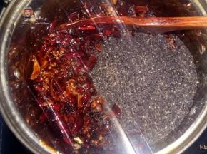 倒入黑芝麻拌匀。黑芝麻最难搅拌，放最后加入。