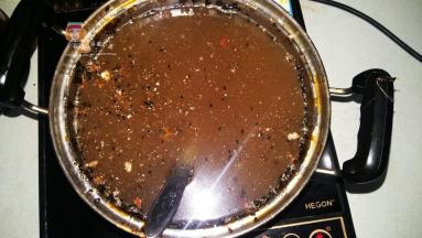 熬阿胶的锅里有铲不掉的阿胶，可以加满水，烧开后就可以轻松把锅洗干净了。一定要趁热洗，凉了后很难洗。