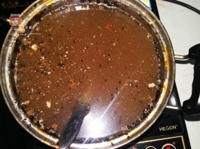 熬阿胶的锅里有铲不掉的阿胶，可以加满水，烧开后就可以轻松把锅洗干净了。一定要趁热洗，凉了后很难洗。