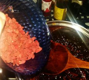 倒入枸杞拌匀。