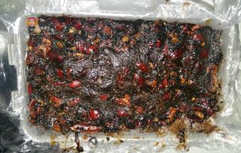 搅拌好的阿胶倒入铺上油纸或保鲜袋的盒子里。用擀面杖沾少许水，把阿胶膏表面压平 。放凉后，入冰箱三小时以上可以切块。我在冰箱里放了一夜。