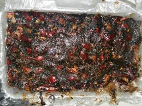 搅拌好的阿胶倒入铺上油纸或保鲜袋的盒子里。用擀面杖沾少许水，把阿胶膏表面压平 。放凉后，入冰箱三小时以上可以切块。我在冰箱里放了一夜。