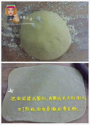 面团揉成圆形，在擀成长方形面片。薄厚依个人喜好，喜欢面厚馅少就擀厚些，爱层次多的就薄些。