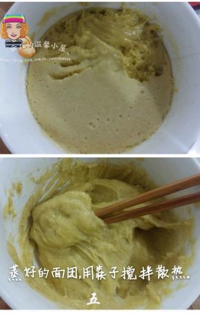 蒸好的黄米面团用筷子搅拌散热。