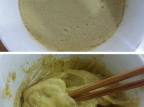 蒸好的黄米面团用筷子搅拌散热。