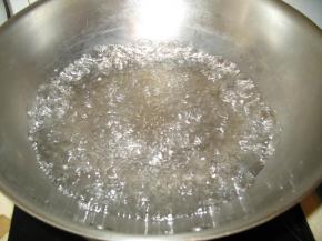 锅中倒入水烧开