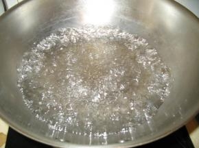 锅中倒入水烧开