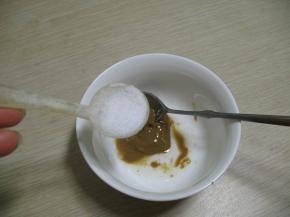 取适量麻酱加入水