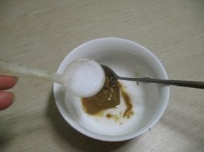 取适量麻酱加入水