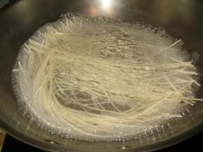 放入挂面,要看着锅,千万别粘锅了