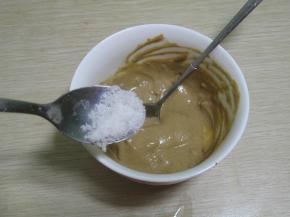 泻好的麻酱加入白糖