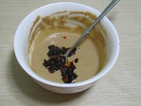 加入香辣酱,拌均,备用