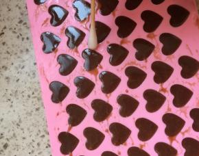 罐装模具里，有流动性的糖果浆，做出来是软糖，可以嚼的，如果炒至最后没有流动性了，分装模具建议选用大一点的，因为最后是硬糖~个人觉得软糖好吃…清理表面的粘糖浆。